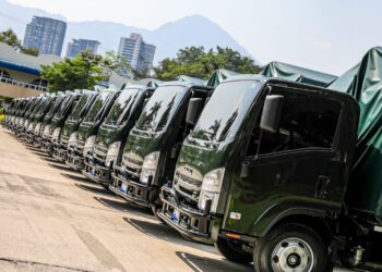 Entregan 15 camiones a la Fuerza Armada para combatir pandillas y atender emergencias