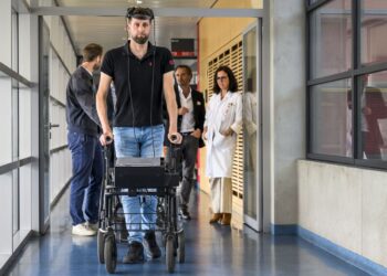Una interfaz cerebro-ordenador con inteligencia artificial permite andar a un parapléjico