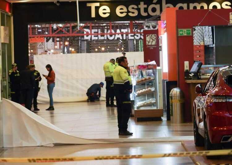Hombre mató a su pareja en un shopping de Bogotá y causó pánico entre la gente