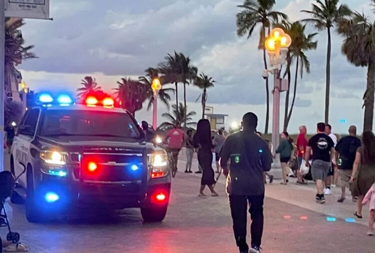 Cuatro menores entre los 9 heridos por una pelea a tiros en una playa de Florida