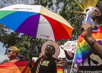 Uganda promulga una ley que podría castigar a la comunidad LGBTQ con pena de muerte