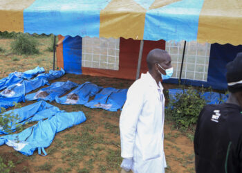 Estrangulamiento, hambre y traumas craneales: exponen la macabra forma en que murieron miembros de un culto de inanición en Kenia