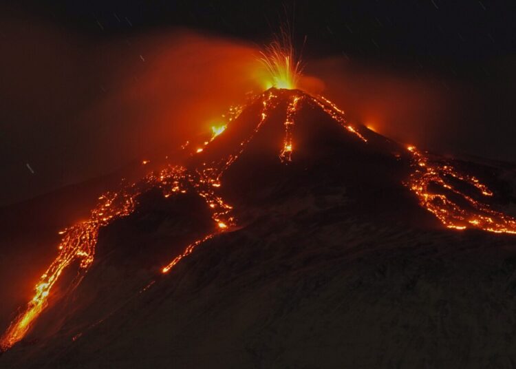 El monte Etna, el volcán más activo de Europa, entra en erupción