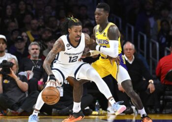 NBA castiga a Morant por jugar con armas de fuego en un video