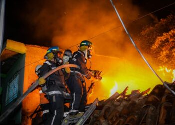 Rápida intervención evita propagación de incendio en carpintería de La Libertad