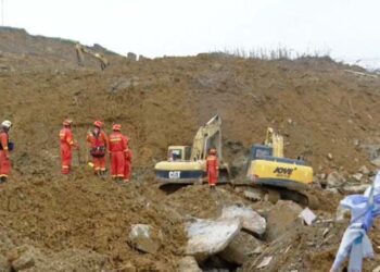 14 fallecidos tras derrumbe de montaña en una provincia china