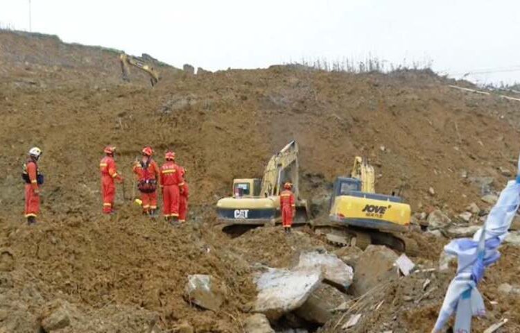 14 fallecidos tras derrumbe de montaña en una provincia china