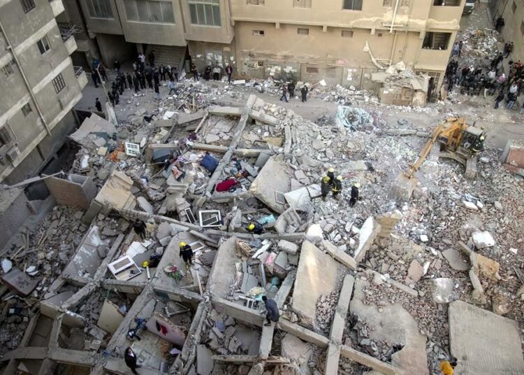 Al menos cuatro heridos dejó derrumbe de edificio en Egipto