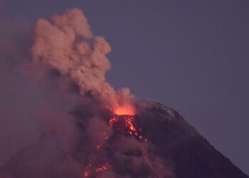 Más de 12 mil evacuados por riesgo de erupción del volcán Mayón en Filipinas