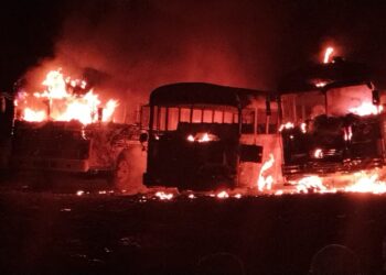 Incendio consume tres buses de la R 276 en El Congo, Santa Ana