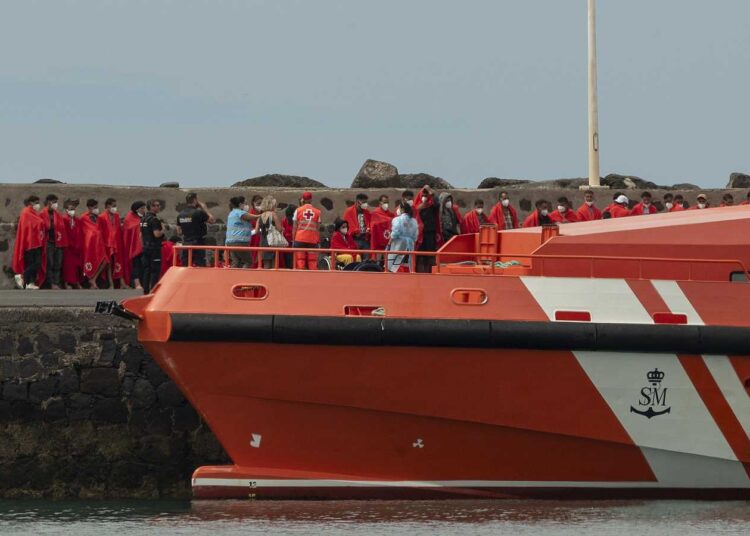 Un fallecido y 30 inmigrantes desaparecidos en naufragio cerca de islas españolas