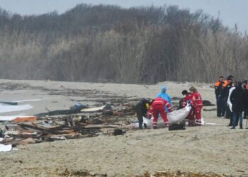 Hallan a migrante embarazada muerta en lancha cerca de España