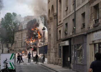Incendio en París por explosión de gas provoca derrumbe de un edificio