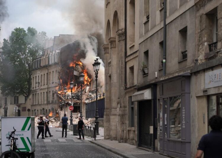 Incendio en París por explosión de gas provoca derrumbe de un edificio