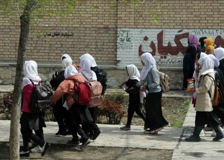 Al menos 82 niñas fueron envenenadas en dos colegios en el norte de Afganistán