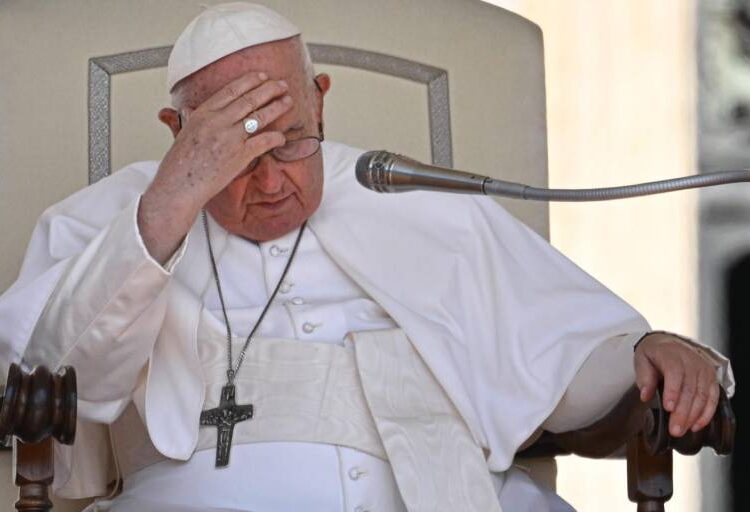 Papa Francisco será operado hoy por riesgo de obstrucción intestinal