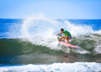 Surfista Bryan Pérez suma otra medalla de bronce para El Salvador