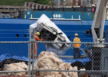 Recuperan partes del Titan y encuentran posibles restos humanos