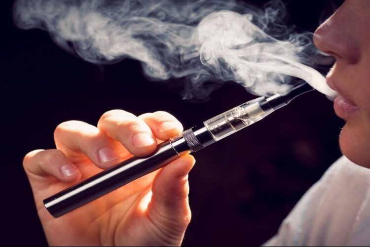 OMS insta a los países a regular los cigarrillos electrónicos