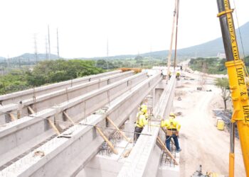 Obras Públicas ha instalado 32 vigas en el paso multinivel del redondel Integración