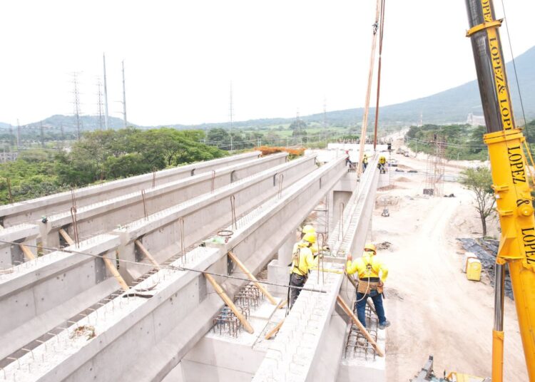 Obras Públicas ha instalado 32 vigas en el paso multinivel del redondel Integración