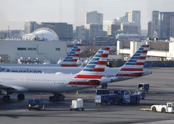 Tormentas y fallas técnicas retrasan vuelos en Nueva York y Washington