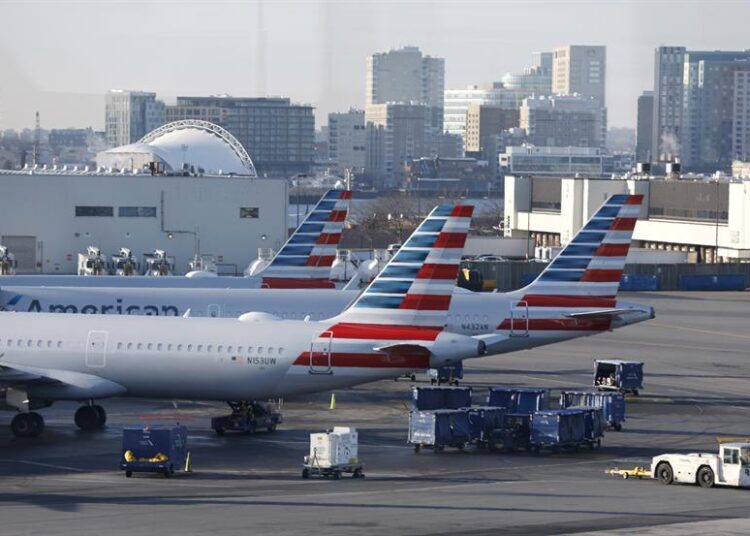 Tormentas y fallas técnicas retrasan vuelos en Nueva York y Washington