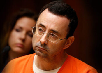 Larry Nassar, médico que abusó sexualmente de gimnastas en EEUU, apuñalado en la cárcel