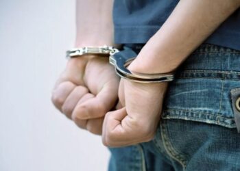 Detienen a un adolescente por apuñalar a un maestro en una escuela en Inglaterra