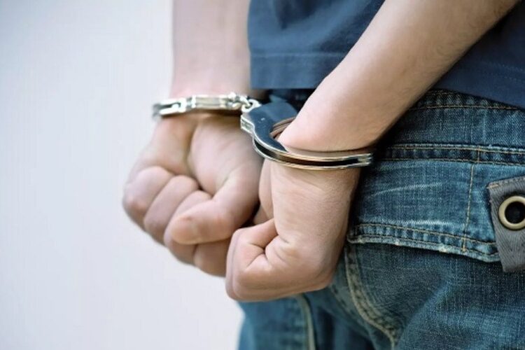 Detienen a un adolescente por apuñalar a un maestro en una escuela en Inglaterra