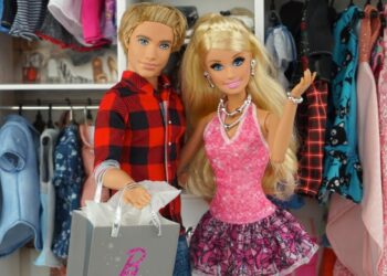 Hombre presume colección de 1.800 muñecas Barbie