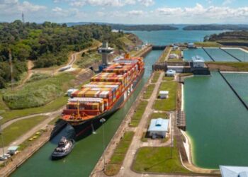 Canal de Panamá reduce el número de tránsitos diarios de buques debido a la sequía