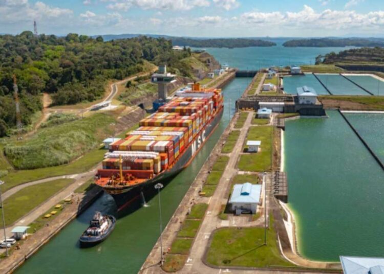 Canal de Panamá reduce el número de tránsitos diarios de buques debido a la sequía