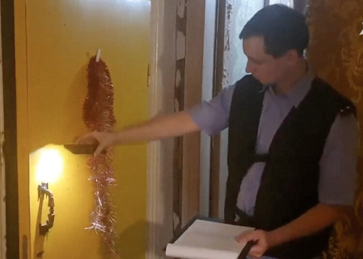 Una mujer escapa de la casa donde un maníaco sexual la retuvo 14 años