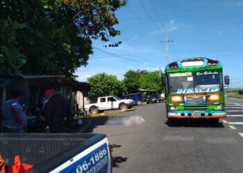 Hombre fallece tras caer de un bus de la R205: Conductor detenido por homicidio culposo