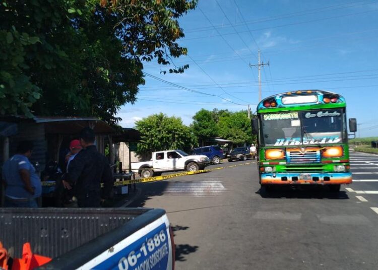 Hombre fallece tras caer de un bus de la R205: Conductor detenido por homicidio culposo