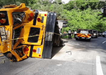 Accidente de bus deja a seis fallecidos en la ruta a Antigua Guatemala