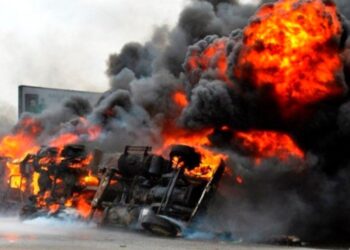 8 personas murieron calcinadas tras explotar camión de combustible en Nigeria