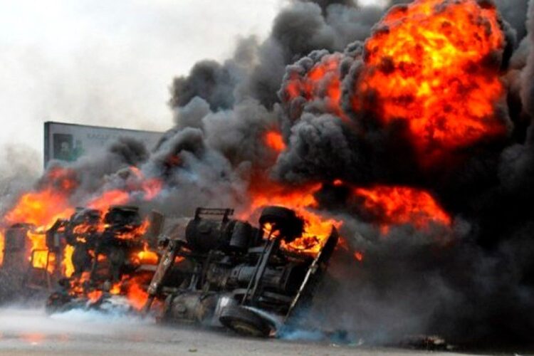 8 personas murieron calcinadas tras explotar camión de combustible en Nigeria