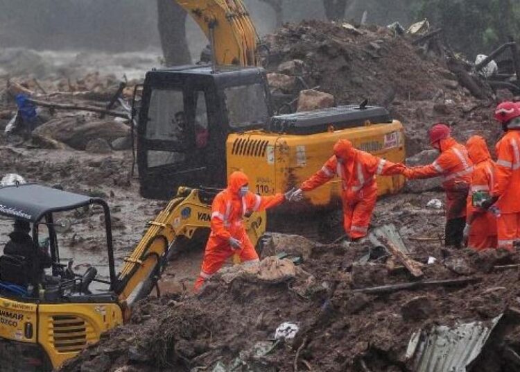 Al menos cinco fallecidos por un alud de tierra en la India