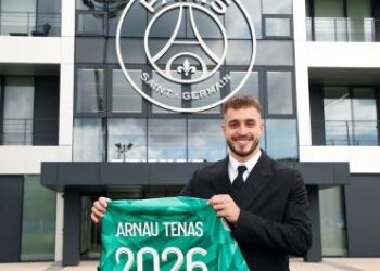 El PSG ficha al portero español Arnau Tenas por tres temporadas