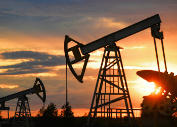 Arabia Saudita reduce su producción de petróleo para agosto y Rusia recorta su exportación