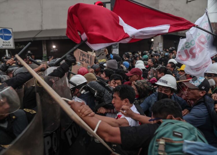 Jornada de protestas antigubernamentales en Perú concluye con ocho heridos
