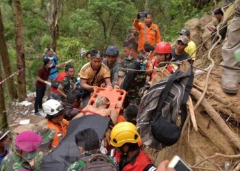 Ocho personas atrapadas en una mina de oro ilegal de Indonesia
