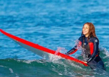 Shakira sufre aparatoso accidente mientras surfeaba