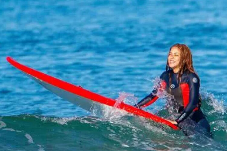 Shakira sufre aparatoso accidente mientras surfeaba