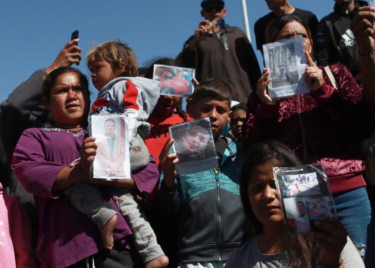 Sobrevivientes de incendio en estación migratoria en México exigen reparación