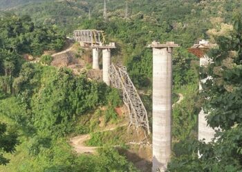 Al menos 18 muertos en India al derrumbarse un puente ferroviario en construcción