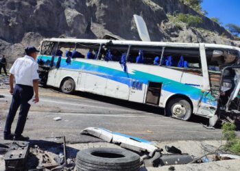 Fallecen 16 migrantes, la mayoría venezolanos en accidente de autobús en México
