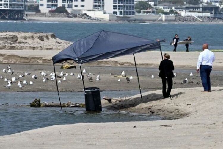 Hallan cadáver dentro de un barril flotando en playa de California